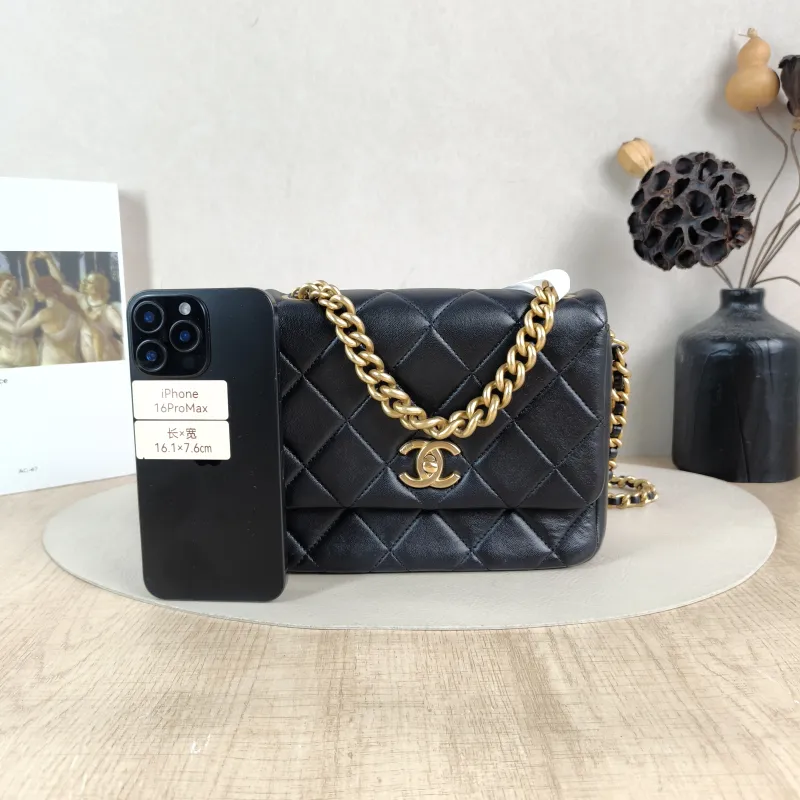 Chanel Crossbody Bag21b Black Lambskinmini19 × 6 × 16 cm — cover view 2 of 6
