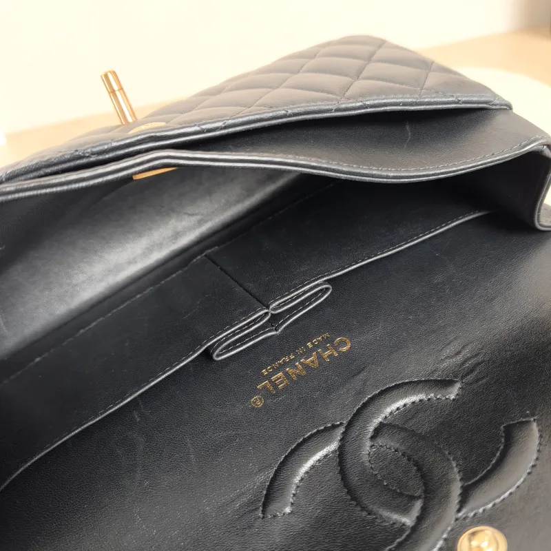 Chanel Crossbody Bag Classic Flap CF Black Calfskin Rose Gold Medium25.5 × 6.5 × 15.5 cm — detail view 10 of 10