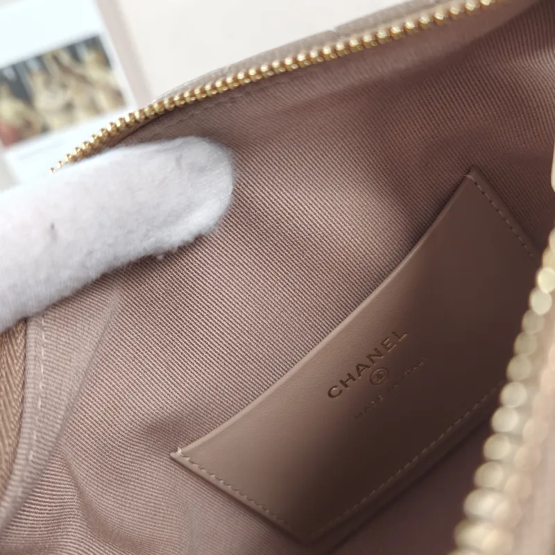 Chanel Crossbody Bag Crossbody Bag Calfskin One Size21.5 × 7.5 × 19 cm — detail view 5 of 12