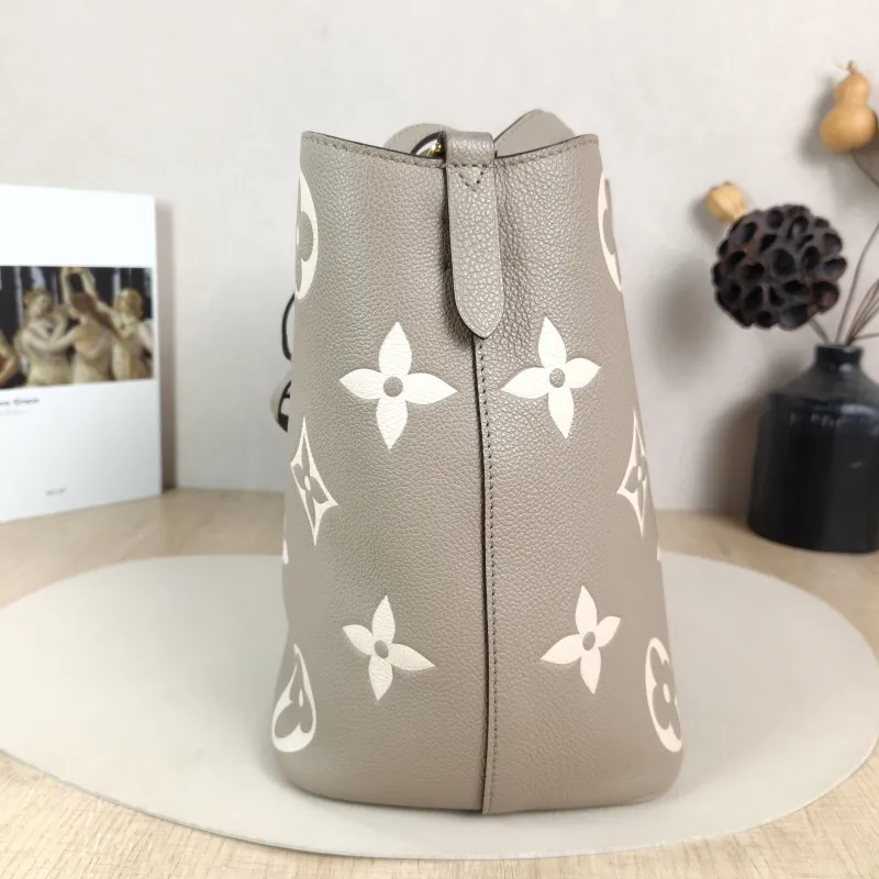 Louis Vuitton Shoulder Bag NÉONOÉ Bucket Bag · White Empreinte Embossed Calfskin Medium 26 × 17.5 × 26 cm — detail view 2 of 14