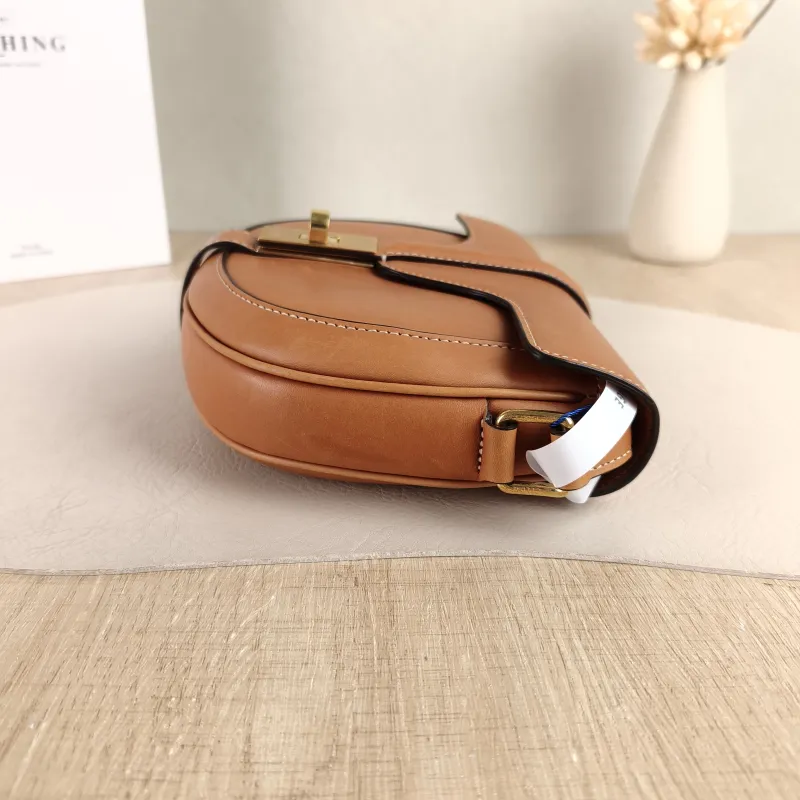 CELINE Crossbody Bag Besace 16 Caramel Calfskin Small 19 × 6 × 17 cm — detail view 8 of 10