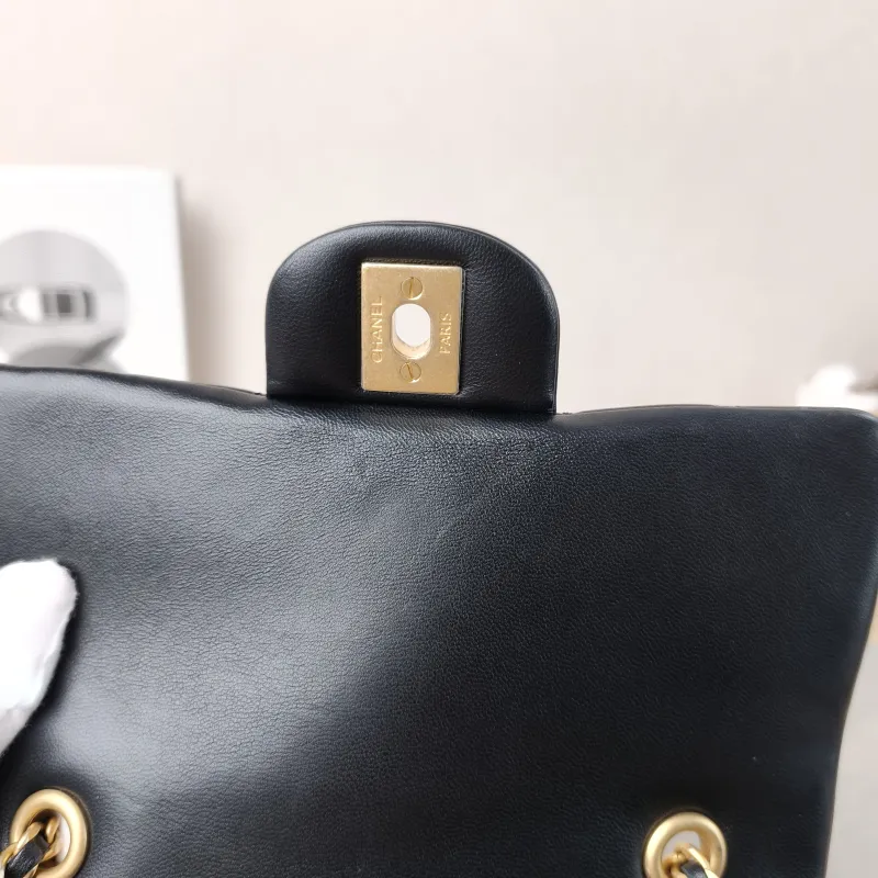 Chanel Crossbody Bag Pearl Crossbody Bag Black Lambskin One Size20 × 5 × 13 cm — detail view 3 of 15
