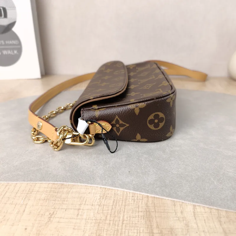 Louis Vuitton Crossbody Bag IVY Monogram PVC Small 23.5 × 4.3 × 12 cm — detail view 10 of 11