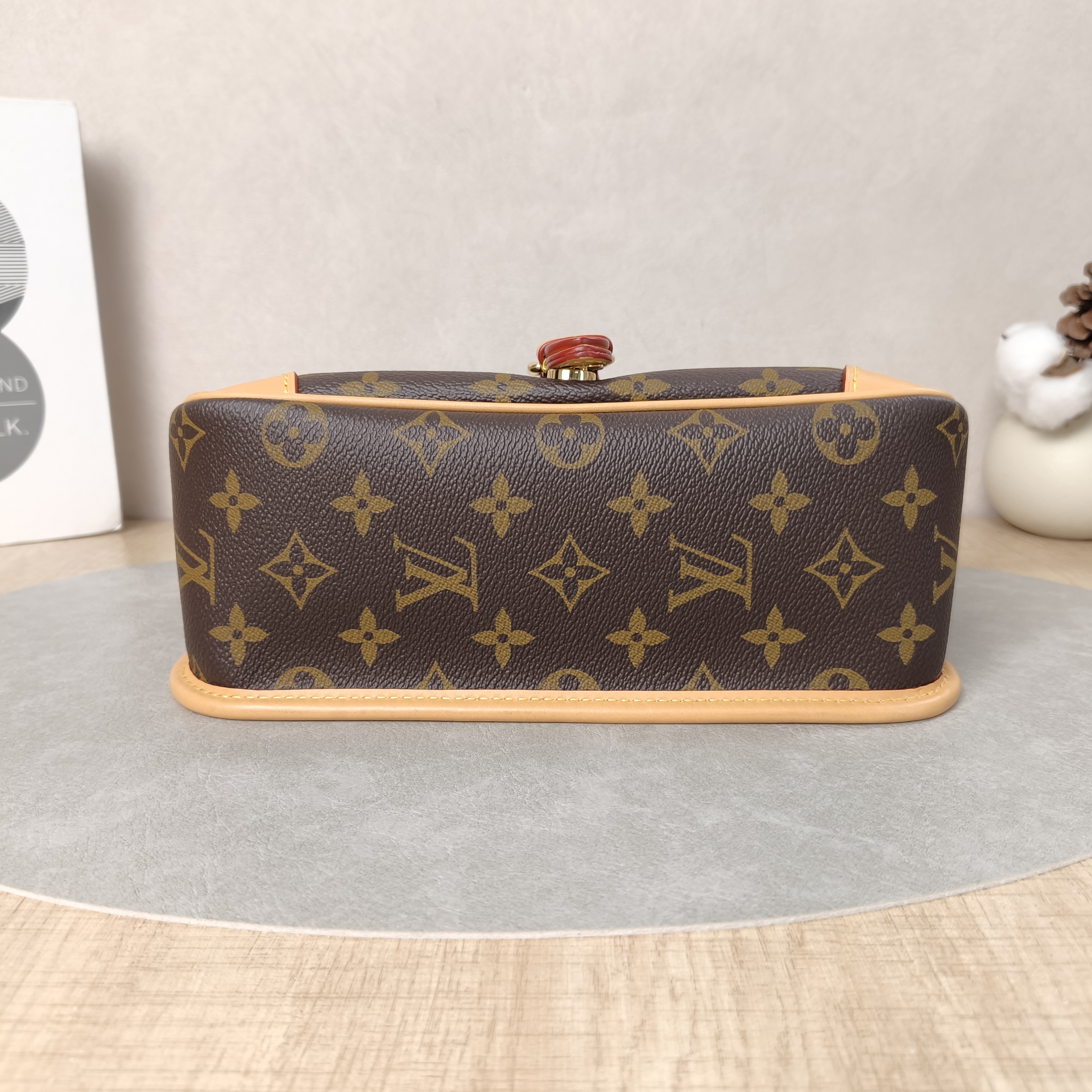 Louis Vuitton Crossbody Bag Diane Baguette Bag Shoulder Strap PVC Small24 × 9 × 15 cm — cover view 4 of 6