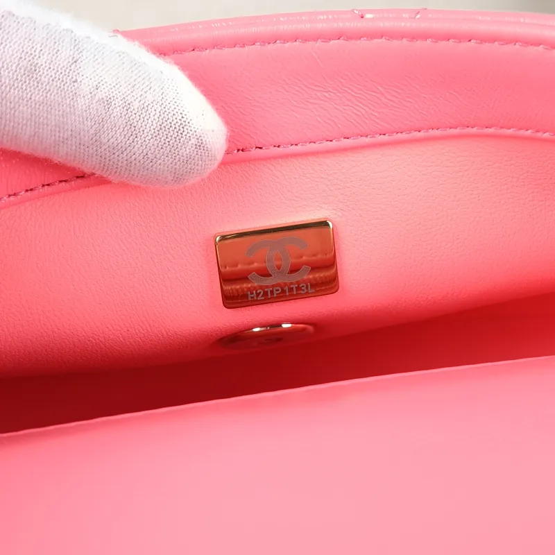 Chanel Crossbody Bag Edition Red Lambskin 19 × 6.5 × 13.5 cm — detail view 6 of 15