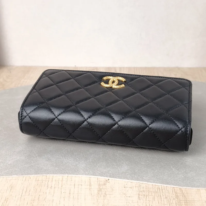 Chanel Crossbody Bag Classic Flap WOC CF WOCWOC Bag Black Grained Calfskin Mini 19.2 × 3.5 × 12.3 cm — detail view 11 of 13