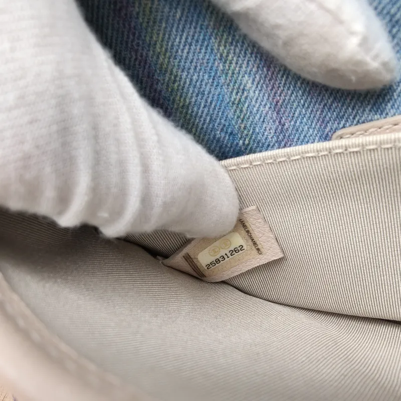 Chanel Crossbody Bag Crossbody Bag One Size17 × 6 × 14 cm — detail view 1 of 15