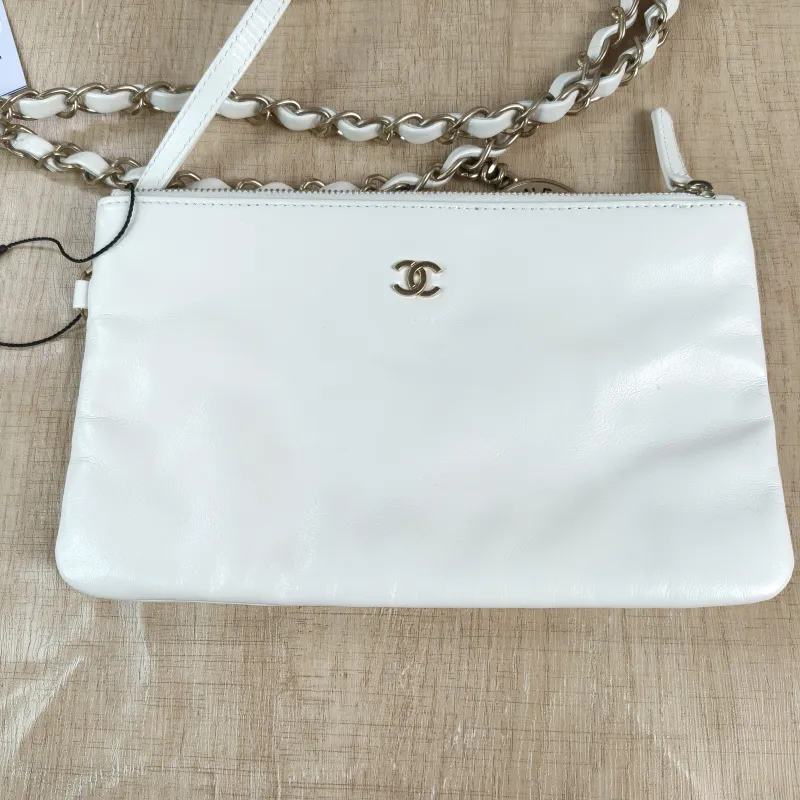 Chanel Shoulder Bag 22Bag White Gold Calfskin Small 35 × 7 × 37 cm — detail view 13 of 14