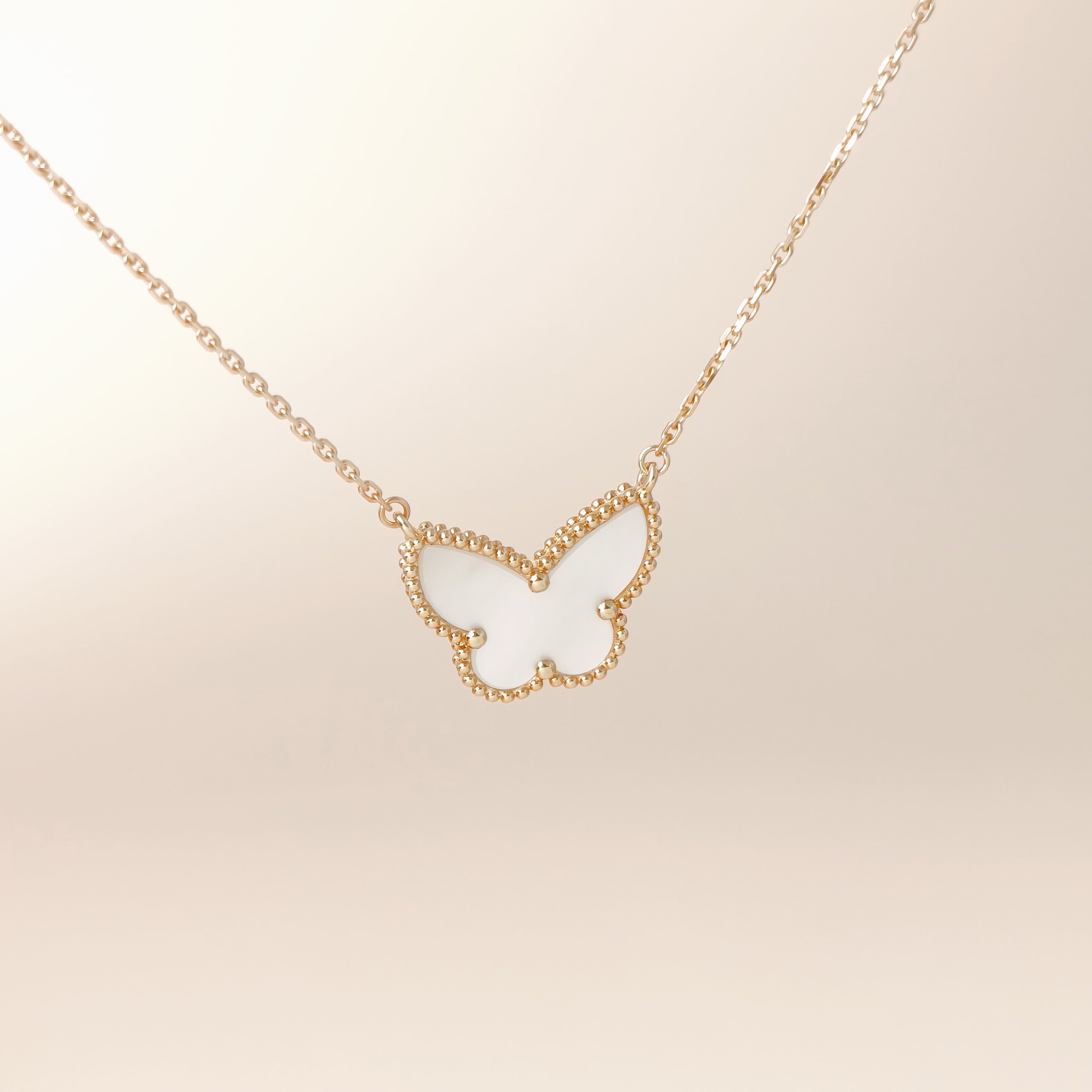 Van Cleef & Arpels Necklace Lucky Alhambra Necklace Pearl · White Mother-of-Pearl18KY ellow Gold One Size42 cm — cover view 8 of 11