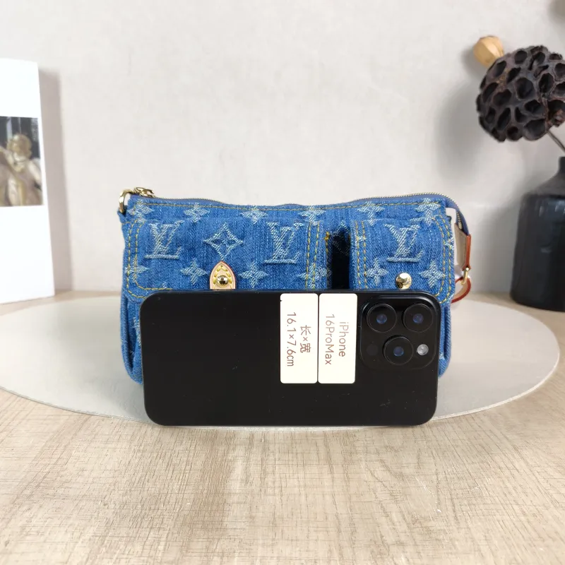 Louis Vuitton Shoulder Bag Pochette Accessories Cargo One Size 23.5 × 3 × 14 cm — cover view 6 of 6