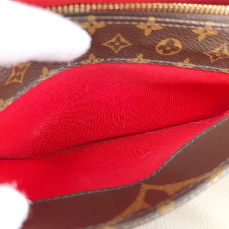 Louis Vuitton Crossbody Bag Onthego East West Monogram PVC Small 25 × 10 × 13 cm — detail view 1 of 15