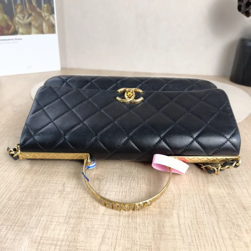 Chanel Crossbody Bag Black Lambskin Medium27 × 6 × 14 cm — detail view 12 of 14