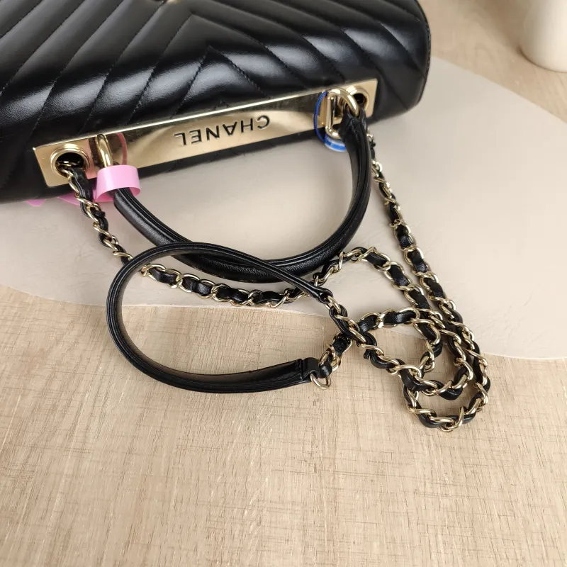 Chanel Crossbody Bag Trendy CC Black with Gold-Tone Hardware V Lambskin Large 30 × 12 × 19 cm 25 — detail view 10 of 14