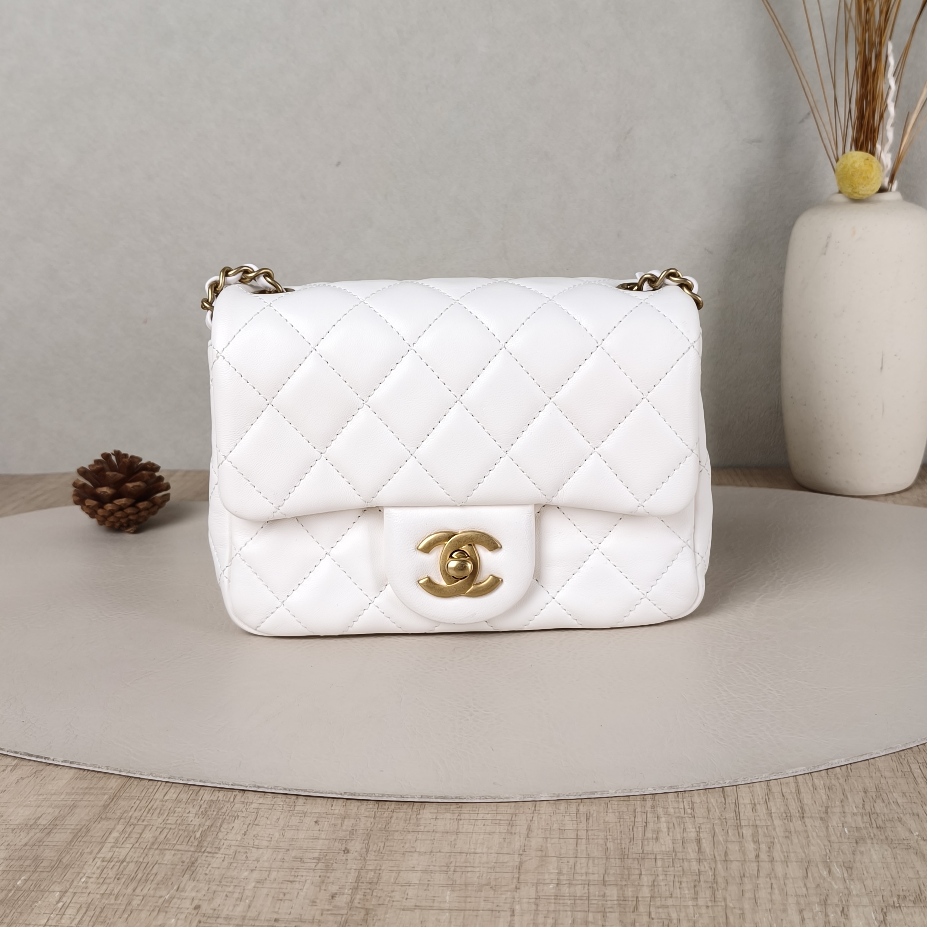 Chanel Crossbody Bag White Lambskin One Size17 × 8 × 13.5 cm