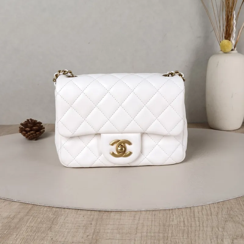 Chanel Crossbody Bag White Lambskin One Size17 × 8 × 13.5 cm