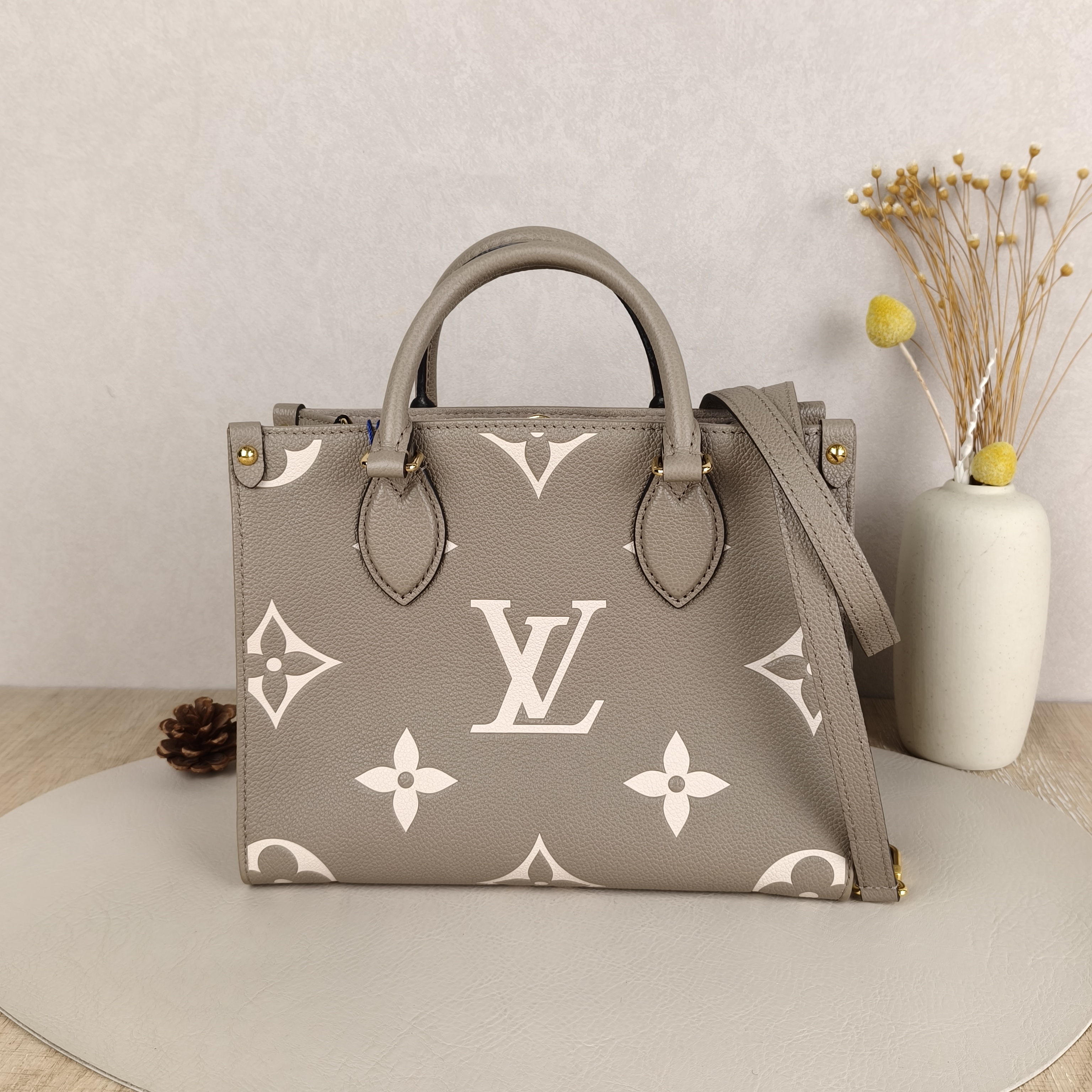 Louis Vuitton Shoulder Bag Onthego · White Monogram Empreinte Embossed Calfskin Small25 × 11.5 × 19 cm
