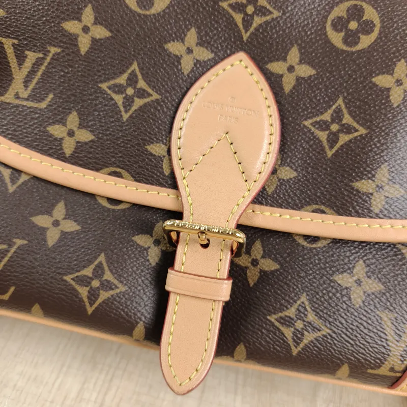 Louis Vuitton Crossbody Bag Diane Baguette Bag Shoulder Strap PVC Small24 × 9 × 15 cm — detail view 1 of 12