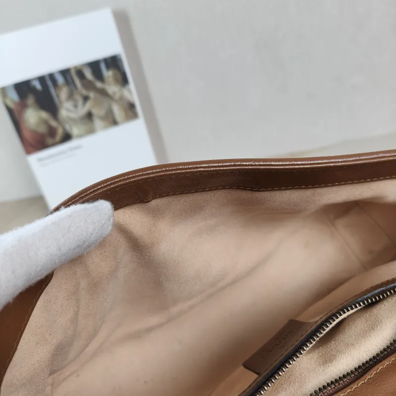 GUCCI Crossbody Bag GG Marmont Medium Marmont 26 Caramel Calfskin 26 × 7 × 15 cm — detail view 7 of 11