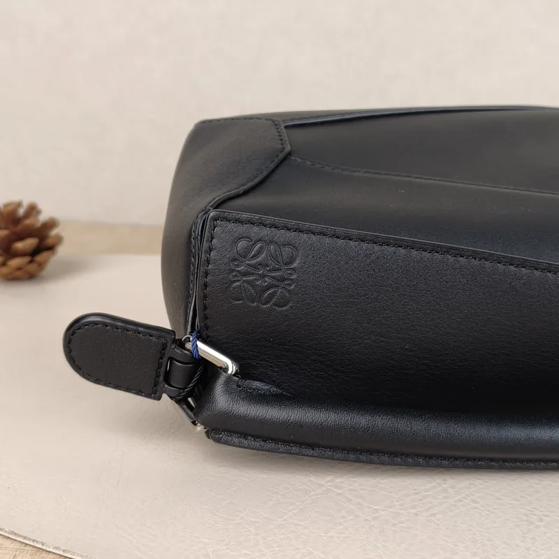 LOEWE Crossbody Bag Puzzle Black CC alfskinmini18 × 8 × 12.5 cm — detail view 5 of 12