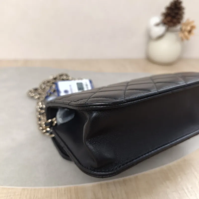 Chanel Crossbody Bag26c Pearl Black Lambskinmini15 × 5.5 × 10.5 cm — detail view 12 of 19