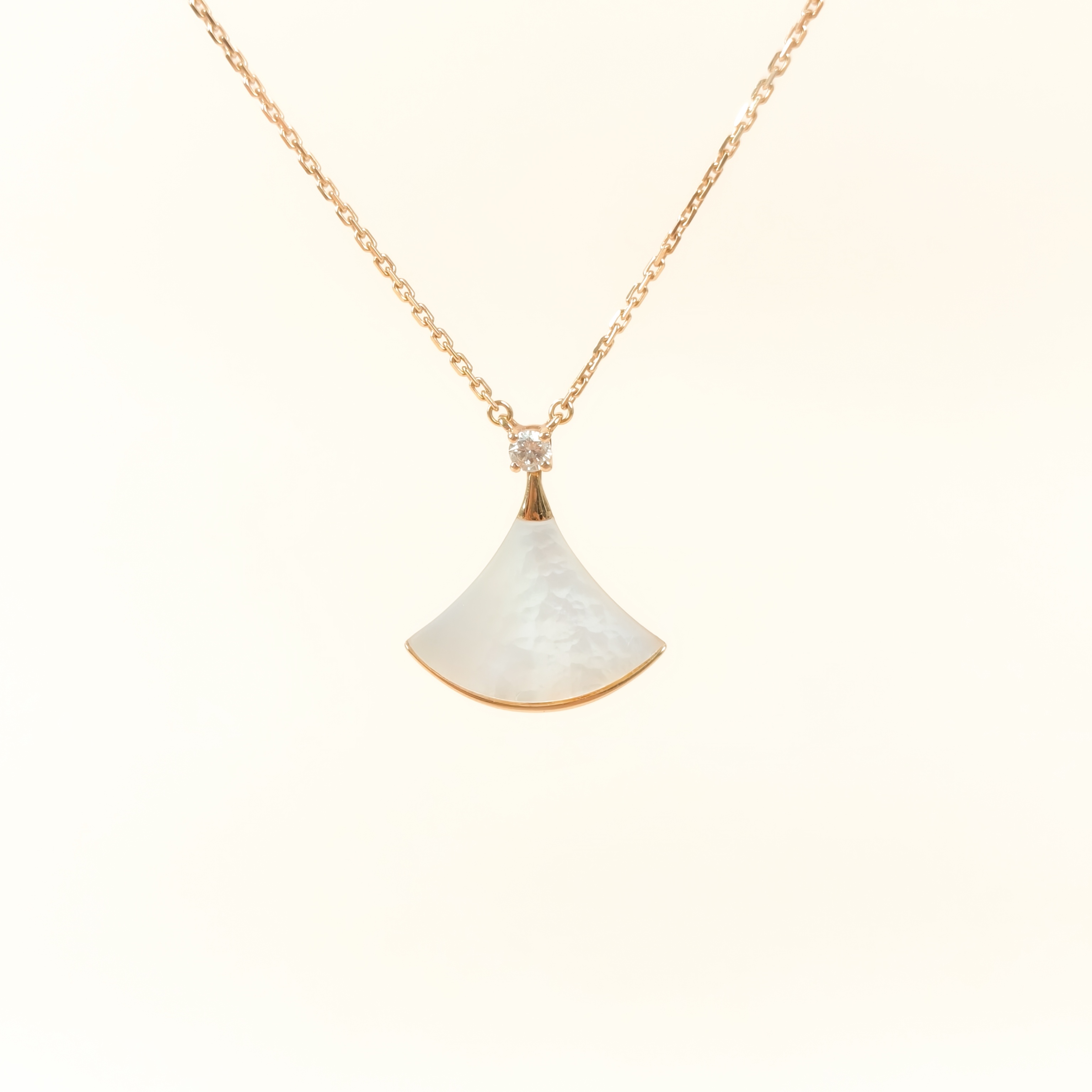 Bvlgari Necklace DIVAS’ DREAM Collection Pearl White Mother-of-Pearl Diamond18KR ose Gold Medium Pendant2cm 43cm