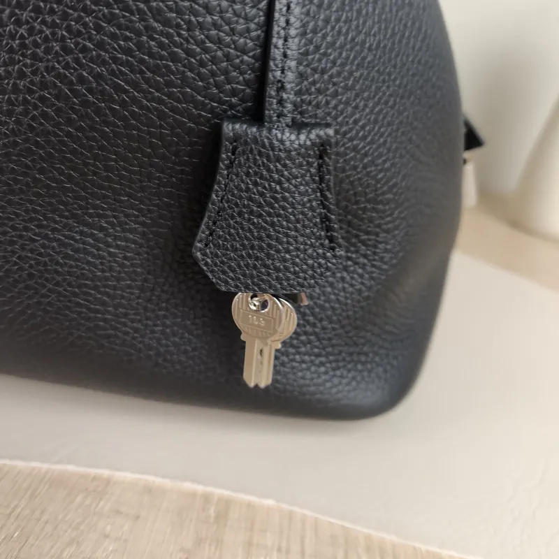 Hermès Top Handle Bag Picotin Lock 22 22 Black TC Calfskin Medium 22 × 18 × 21 cm k — detail view 6 of 9