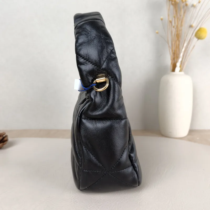 PRADA Shoulder Bag Re-Edition Black Lambskin 22 × 8 × 16 cm — detail view 4 of 11