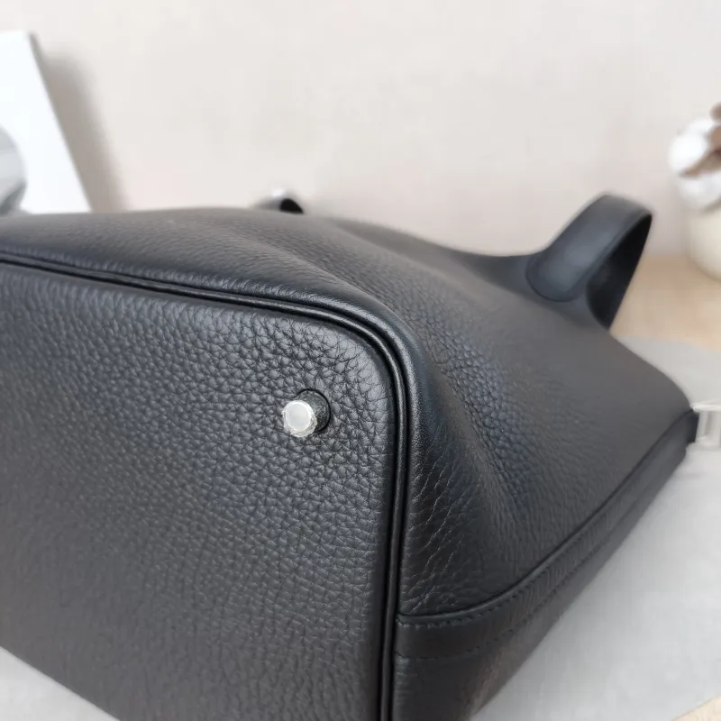 Hermès Top Handle Bag Picotin Lock 22 22Black TC Calfskin Medium22 × 18 × 21 cm — detail view 9 of 18