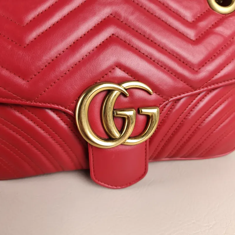 GUCCI Crossbody Bag GG Marmont Medium Marmont 26Red Calfskin Medium26 × 7 × 15 cm — detail view 10 of 11