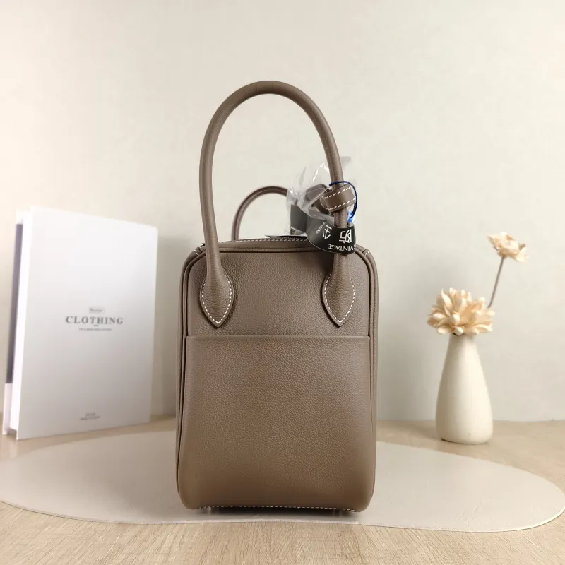 Hermès Crossbody Bag Lindy 26 Evercolor Calfskin Small 26 × 12 × 18 cm G — detail view 6 of 10
