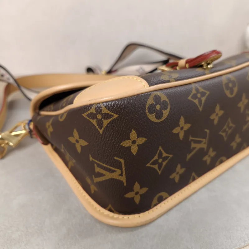 Louis Vuitton Crossbody Bag Diane Baguette Bag Shoulder Strap PVC Small24 × 9 × 15 cm — detail view 8 of 21