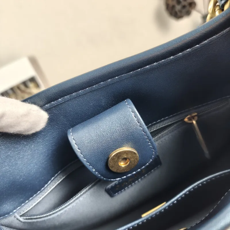 Chanel Crossbody Bag hobo One Size 22 × 6 × 24 cm — detail view 2 of 10