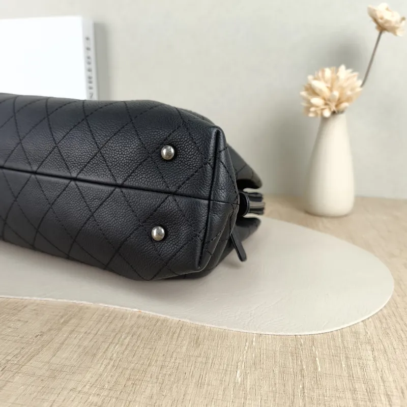 Chanel Shoulder Bag Tote Bag Grained Calfskin One Size 34 × 9 × 21 cm 22 — detail view 2 of 14