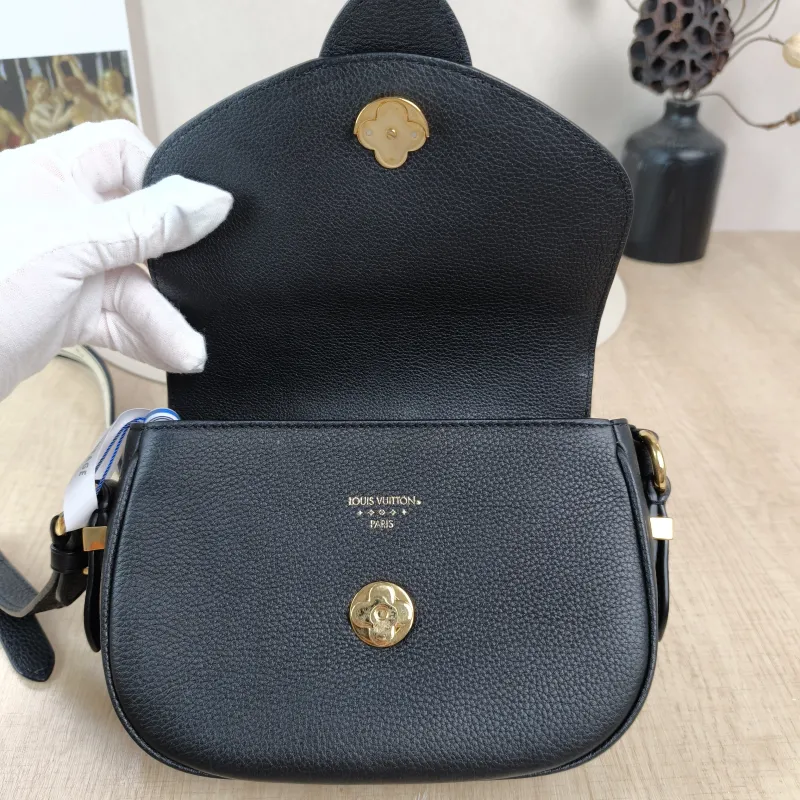 Louis Vuitton Crossbody Bag Pont 9 Soft Messenger Bag Black Calfskin Small21 × 6.5 × 15 cm — detail view 1 of 14