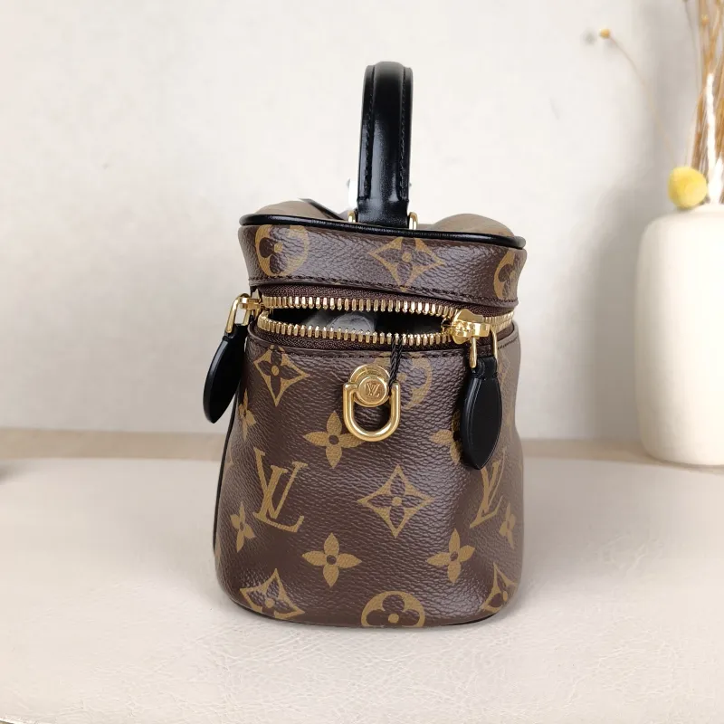 Louis Vuitton Shoulder Bag VANITY Cosmetic Bag Monogram PVC Small19 × 11 × 13 cm — detail view 2 of 13