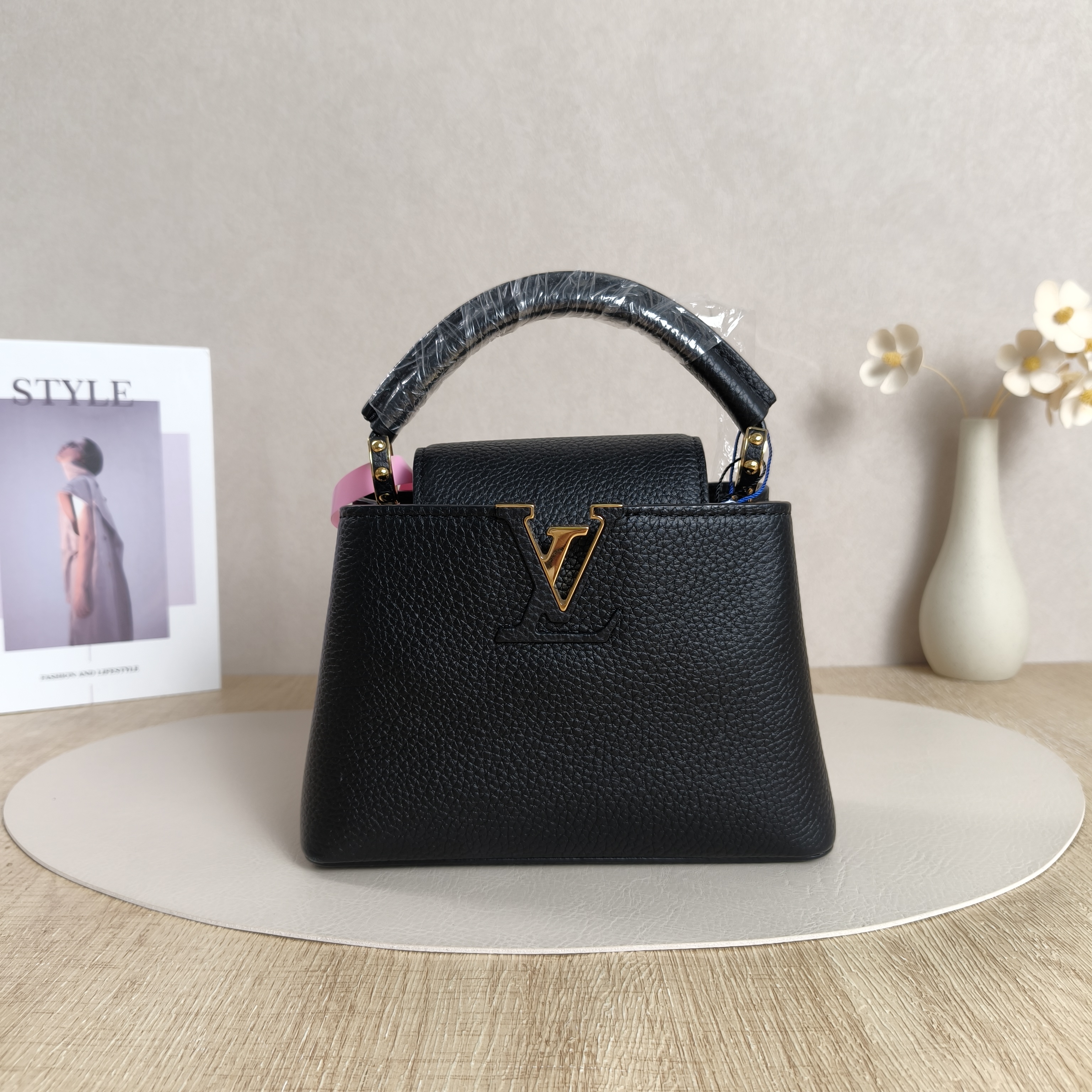 Louis Vuitton Crossbody Bag Capucines Black Calfskinmini21 × 8 × 13.5 cm