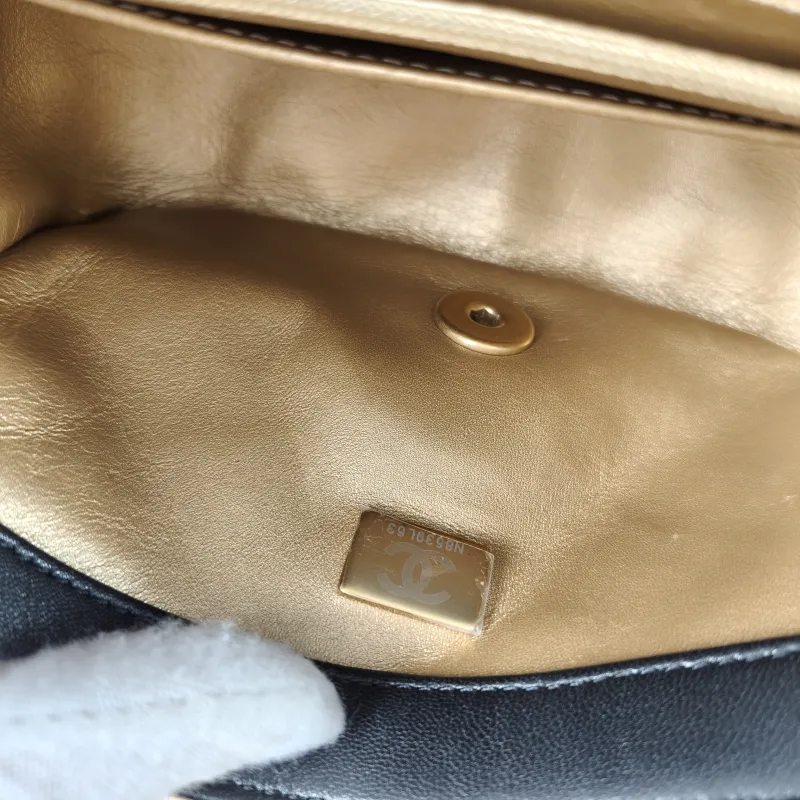 Chanel Crossbody Bag Black Lambskin One Size 17 × 8 × 13.5 cm — detail view 13 of 14