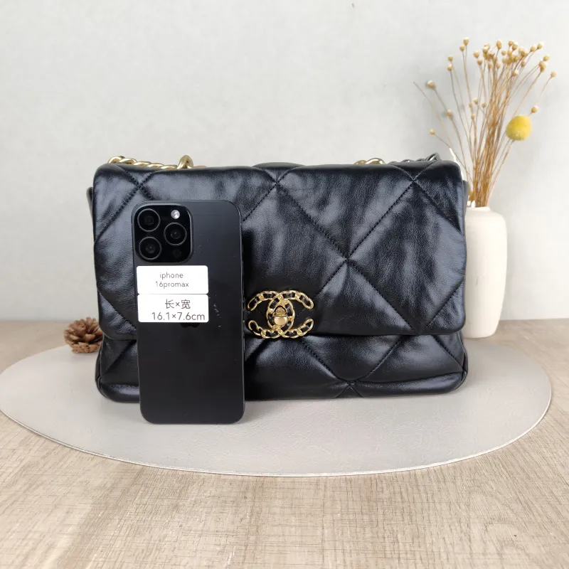 Chanel 19Bag Black Lambskin Medium30 × 10 × 20 cm — cover view 4 of 5