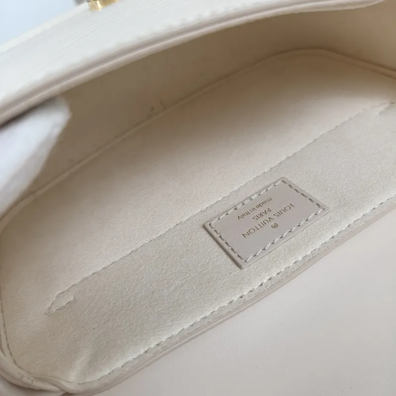 Louis Vuitton Crossbody Bag Hide and Seek Messenger Bag White Epi Embossed Calfskin One Size21 × 8 × 15 cm — detail view 3 of 14