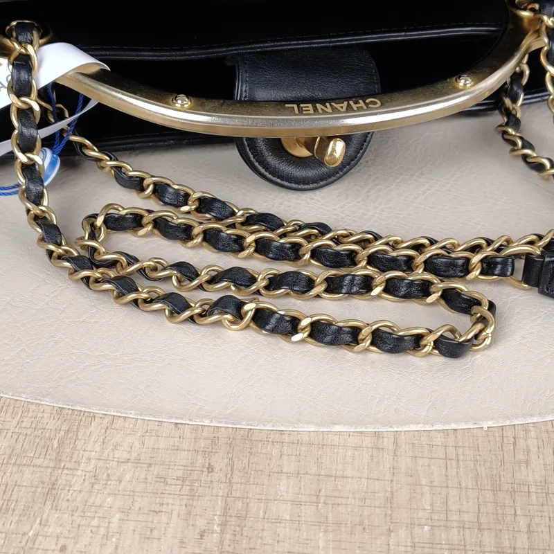Chanel Shoulder Bag Tote Bag Black Calfskin Large 28 × 11 × 19 cm — detail view 12 of 13