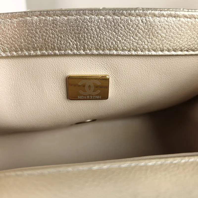 Chanel Crossbody Bag c Grained Calfskin Mini 17 × 8 × 13.5 cm — detail view 6 of 12