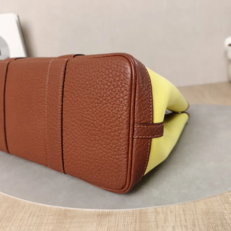 Hermès Top Handle Bag Garden Party 30 30 Canvas · Negonda Calfskin Medium30 × 13 × 21 cm — detail view 5 of 12