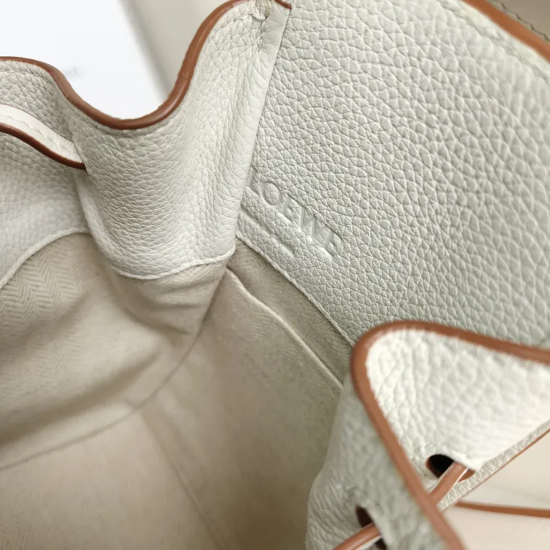 LOEWE Crossbody Bag Hammock White Calfskinmini17 × 11 × 19.5 cm — detail view 4 of 10
