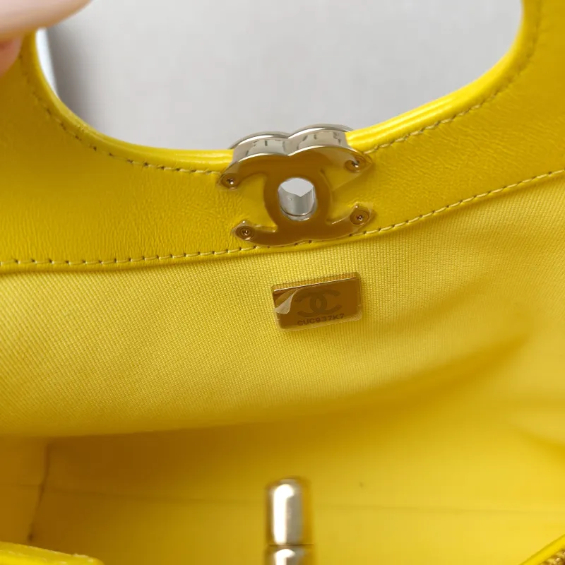 Chanel Crossbody Bag 31Bag Yellow Waxed Leather Mini 23 × 5.5 × 22 cm — detail view 5 of 9
