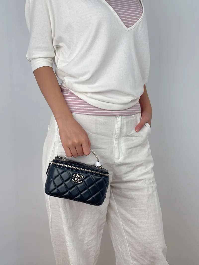 Chanel Crossbody Bag Pearl Edition Black Lambskin One Size16 × 8 × 9.5 cm — on-model view 3 of 3