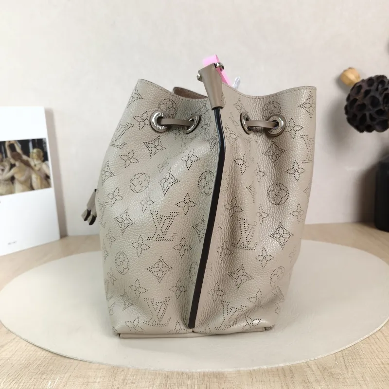Louis Vuitton Shoulder Bag Muria Grey Calfskin One Size 26 × 14 × 26 cm — detail view 2 of 11