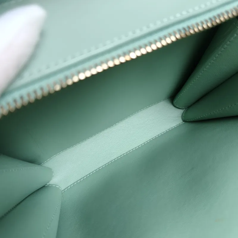 Chanel Crossbody Bag Green Waxed Leathermini18.5 × 8 × 13.5 cm — detail view 7 of 13