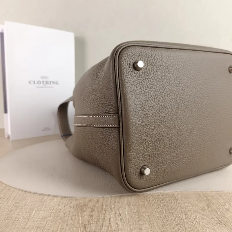 Hermès Top Handle Bag Picotin Lock 22 22 18 TC Calfskin Medium 22 × 17 × 21 cm W — detail view 5 of 10