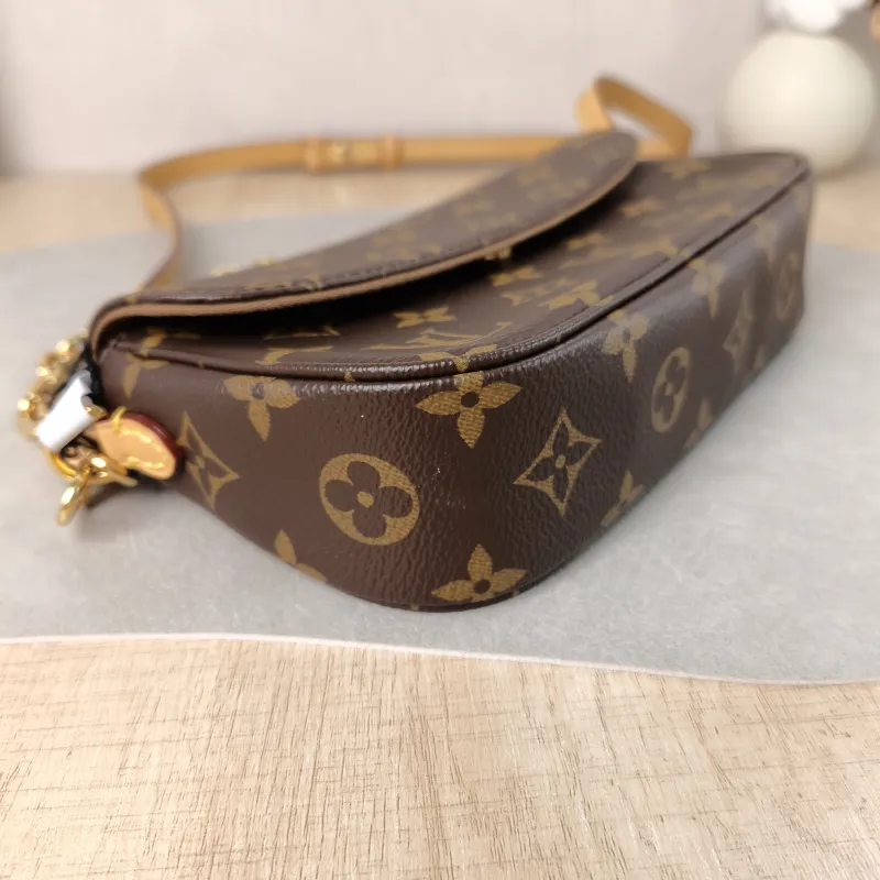 Louis Vuitton Crossbody Bag IVY Monogram PVC Small 23.5 × 4.3 × 12 cm — detail view 2 of 11