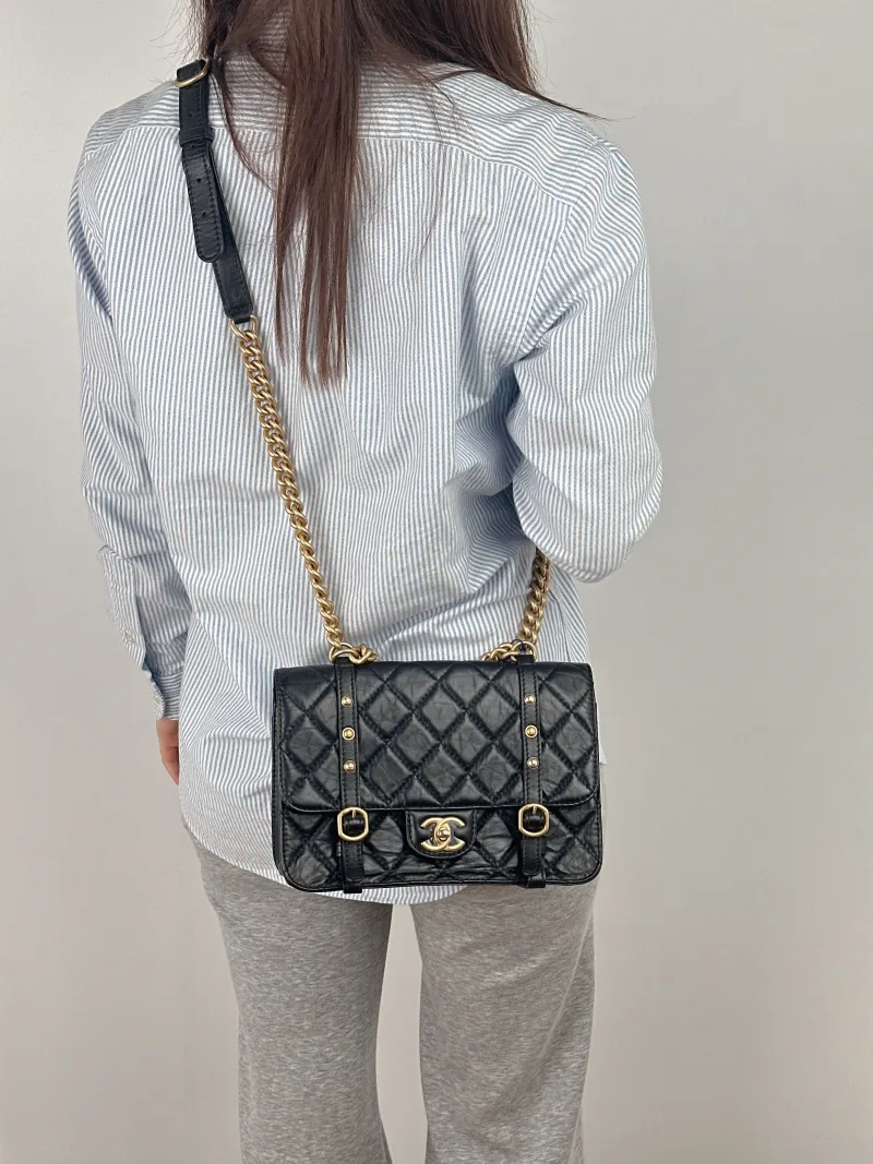 Chanel Crossbody Bag21b Black Calfskin One Size25 × 8 × 17 cm — on-model view 1 of 3